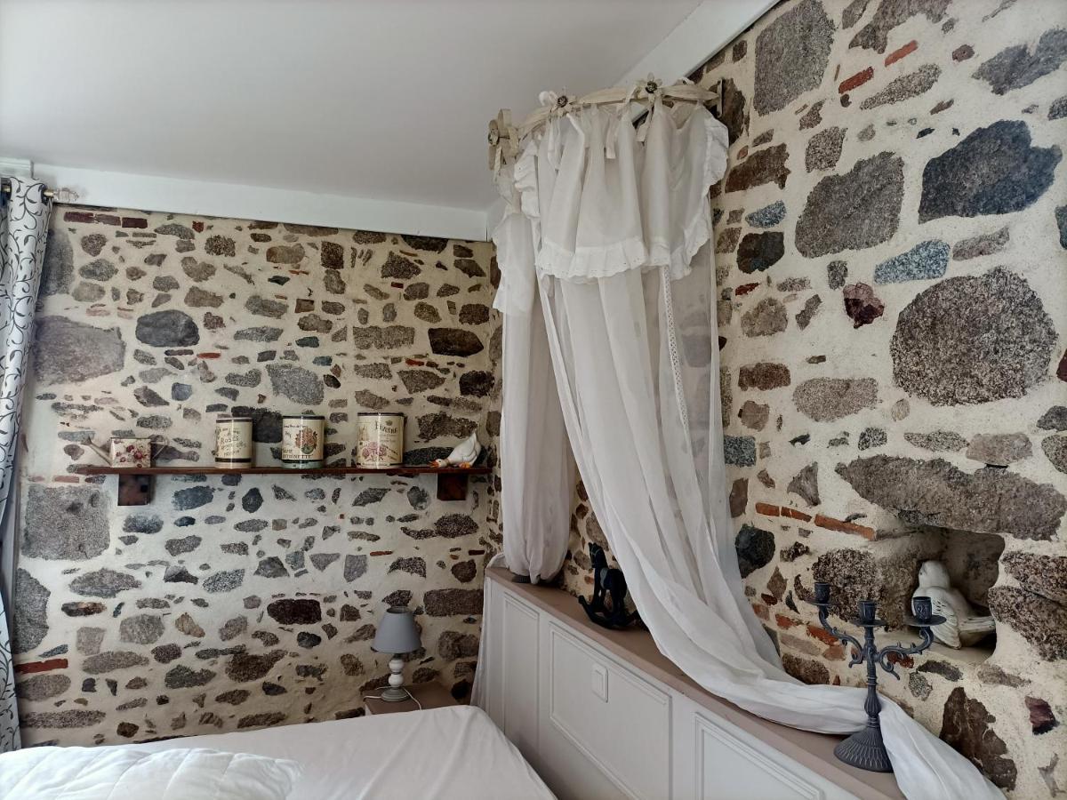 Bed and Breakfast Le Manoir "Aux Douves" Bazoges-en-Paillers Екстер'єр фото