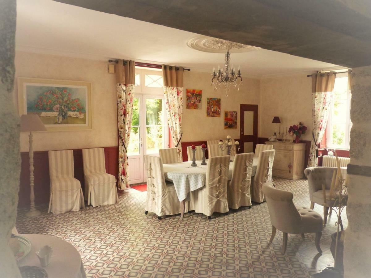 Bed and Breakfast Le Manoir "Aux Douves" Bazoges-en-Paillers Екстер'єр фото
