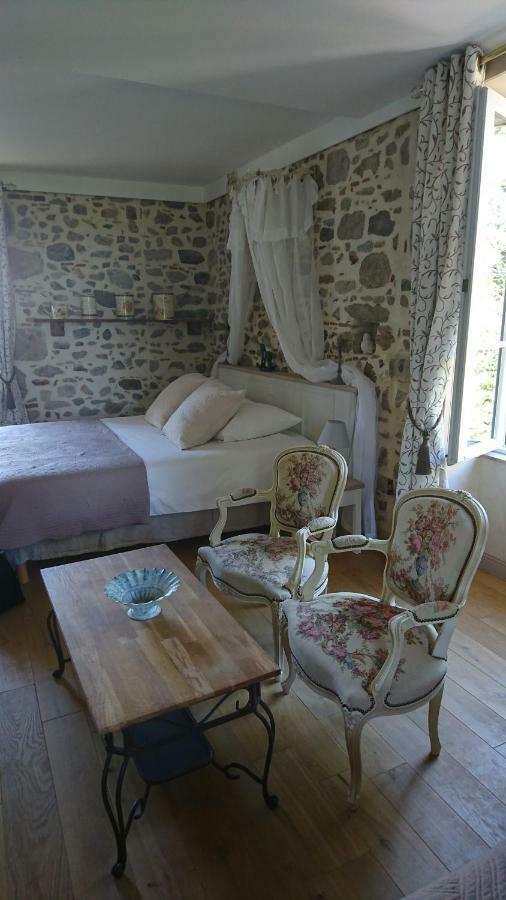 Bed and Breakfast Le Manoir "Aux Douves" Bazoges-en-Paillers Екстер'єр фото